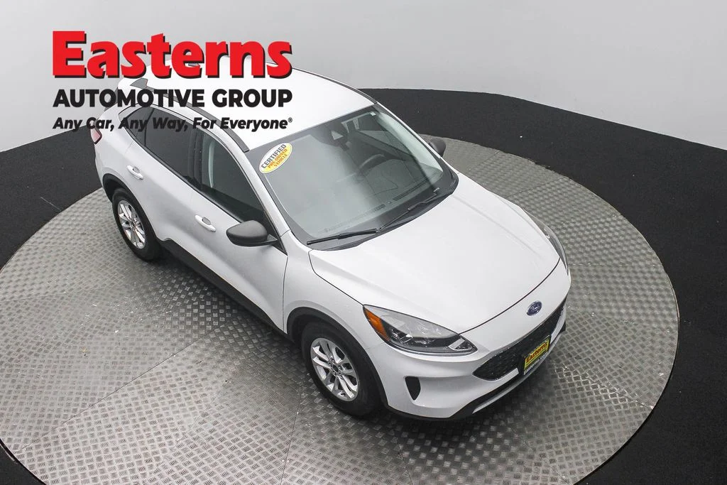 Used 2022 White Ford SE image 3