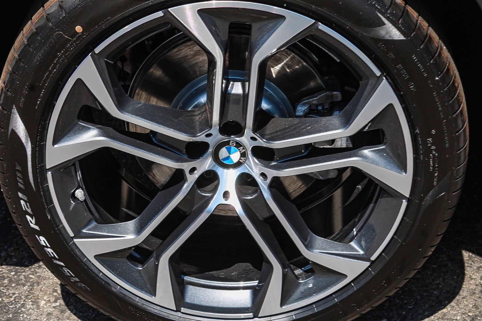 New 2026 Dravit Grey Metallic BMW xDrive40i image 11
