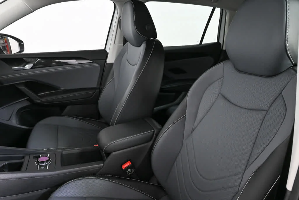 New 2026 Pure White Volkswagen SE image 6