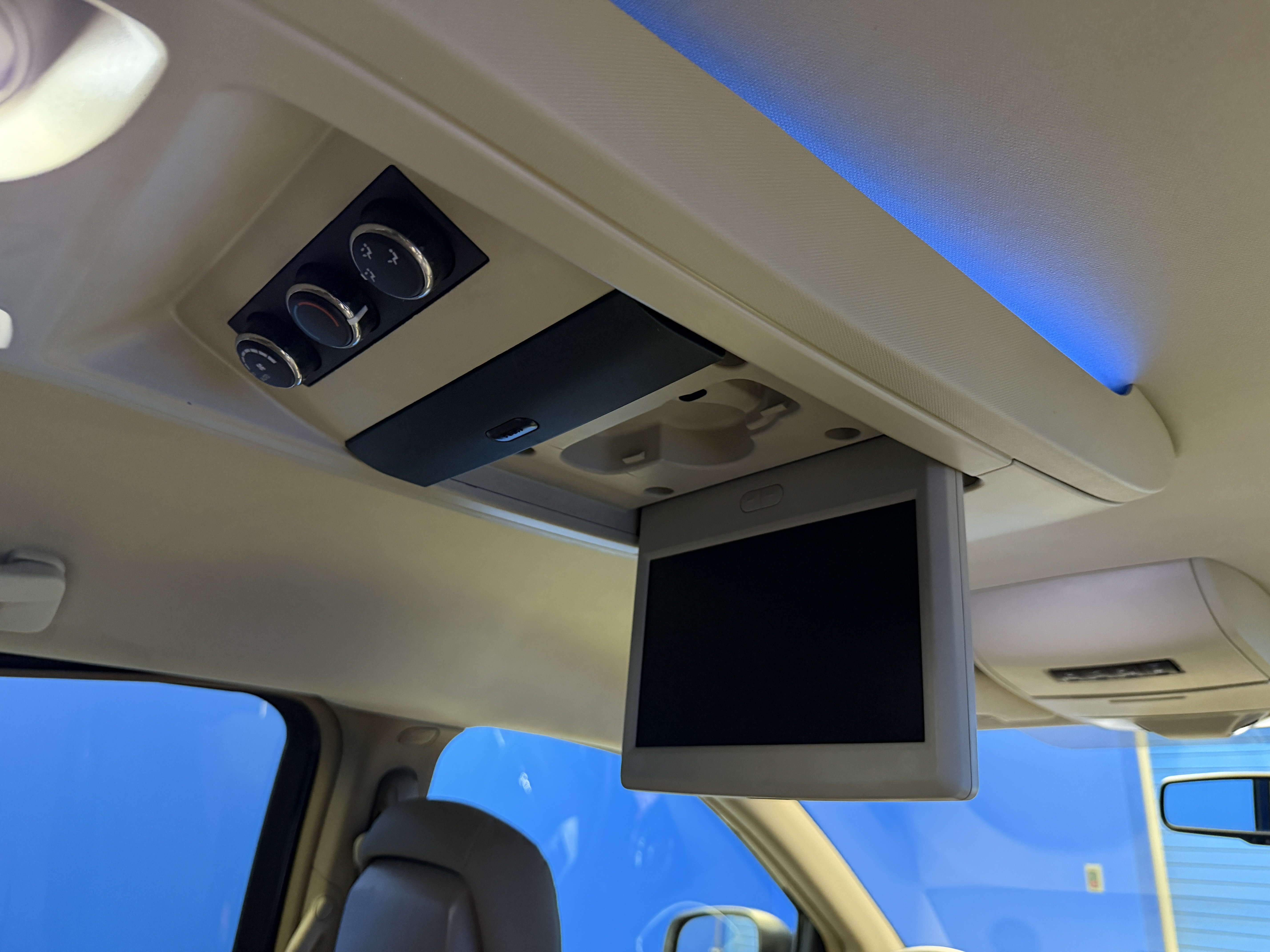 Used 2015 True Blue Pearlcoat Chrysler Touring image 30