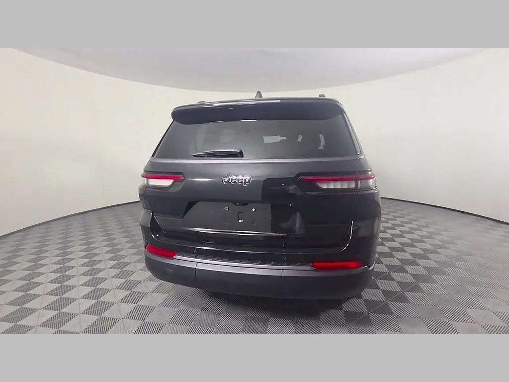 New 2026 Diamond Black Crystal Pearl-Coat Exterior Paint Jeep Laredo Altitude image 29