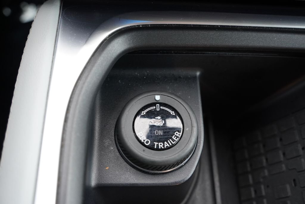 Used 2025 Silver Metallic Ford Platinum image 36