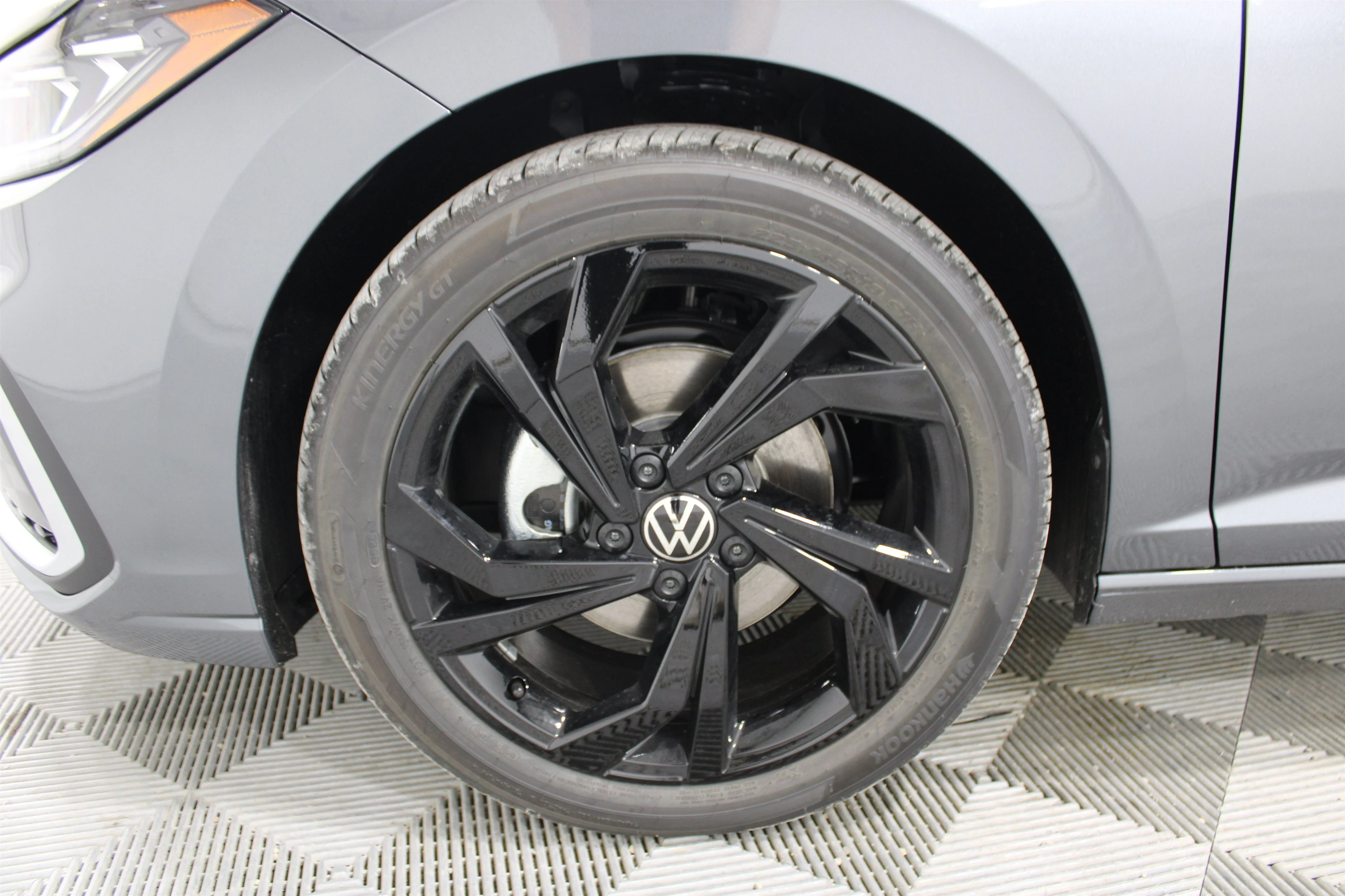 New 2026 Platinum Gray Metallic Volkswagen SE image 33