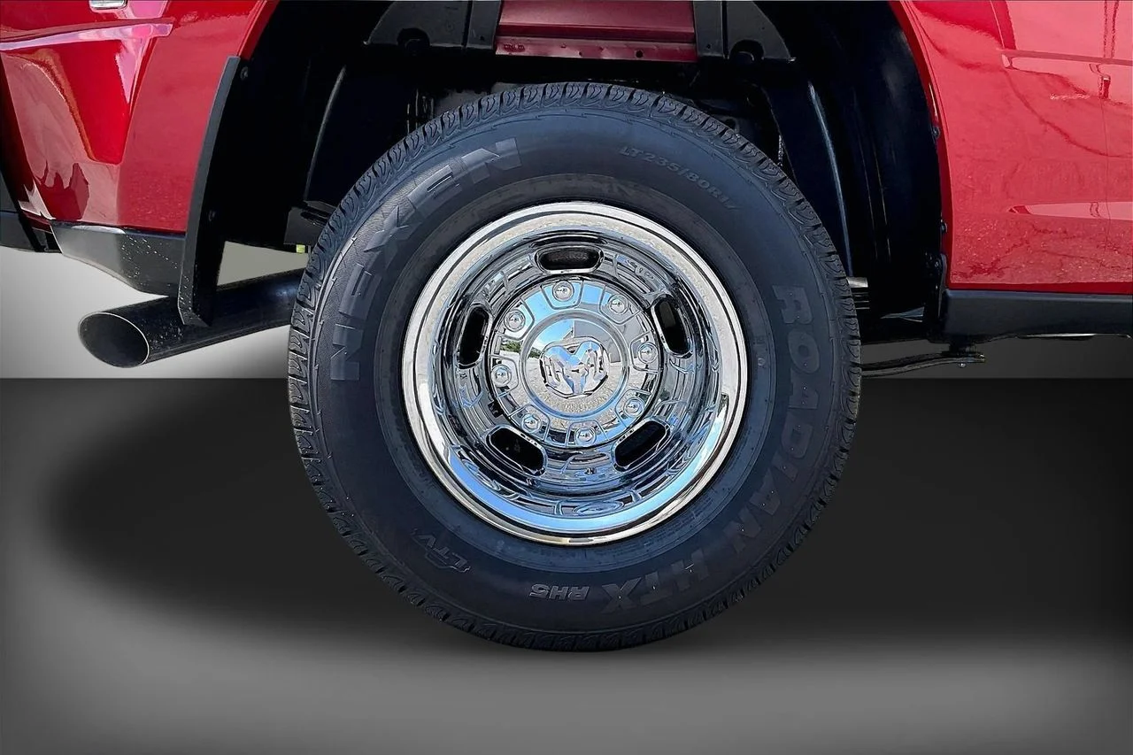 New 2026 Molten Red Pearl-Coat Exterior Paint RAM Tradesman image 34