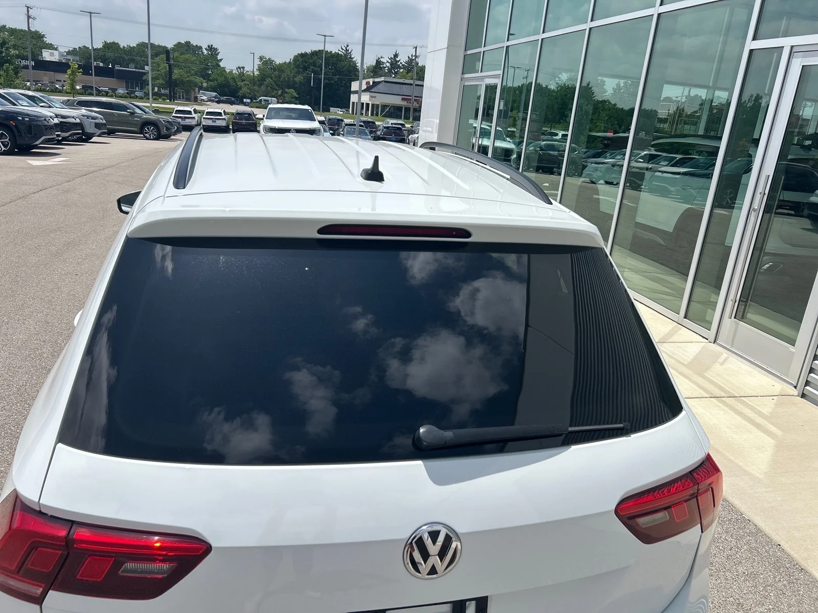 Used 2020 Pure White Volkswagen SE 4Motion image 9