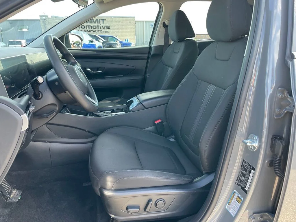 Used 2025 Hampton Gray Hyundai SEL image 7
