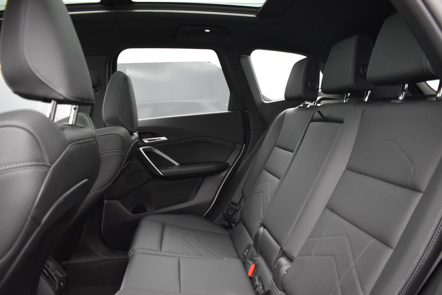 Used 2026 White BMW M35i image 8