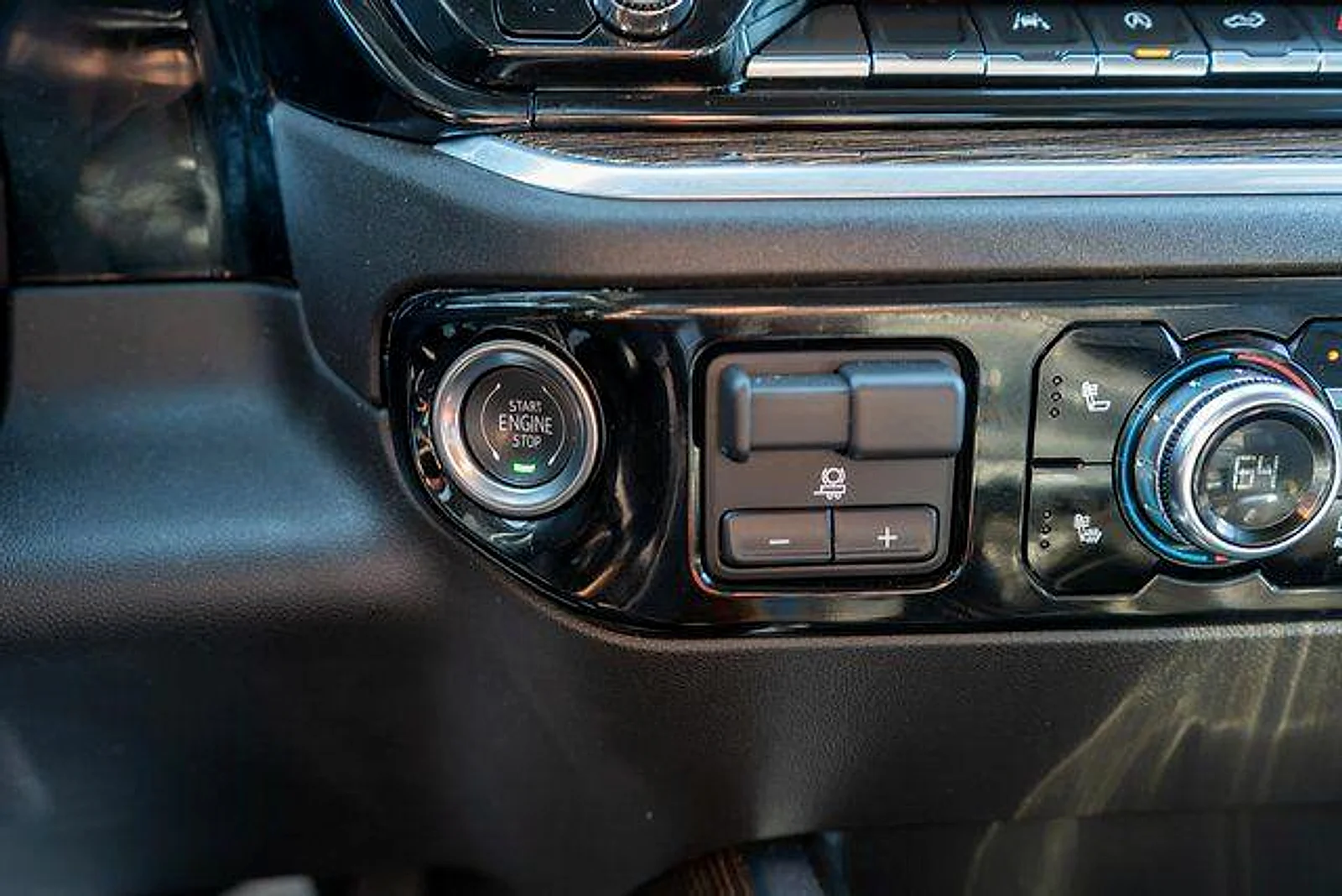 Used 2025 Summit White GMC Elevation image 23