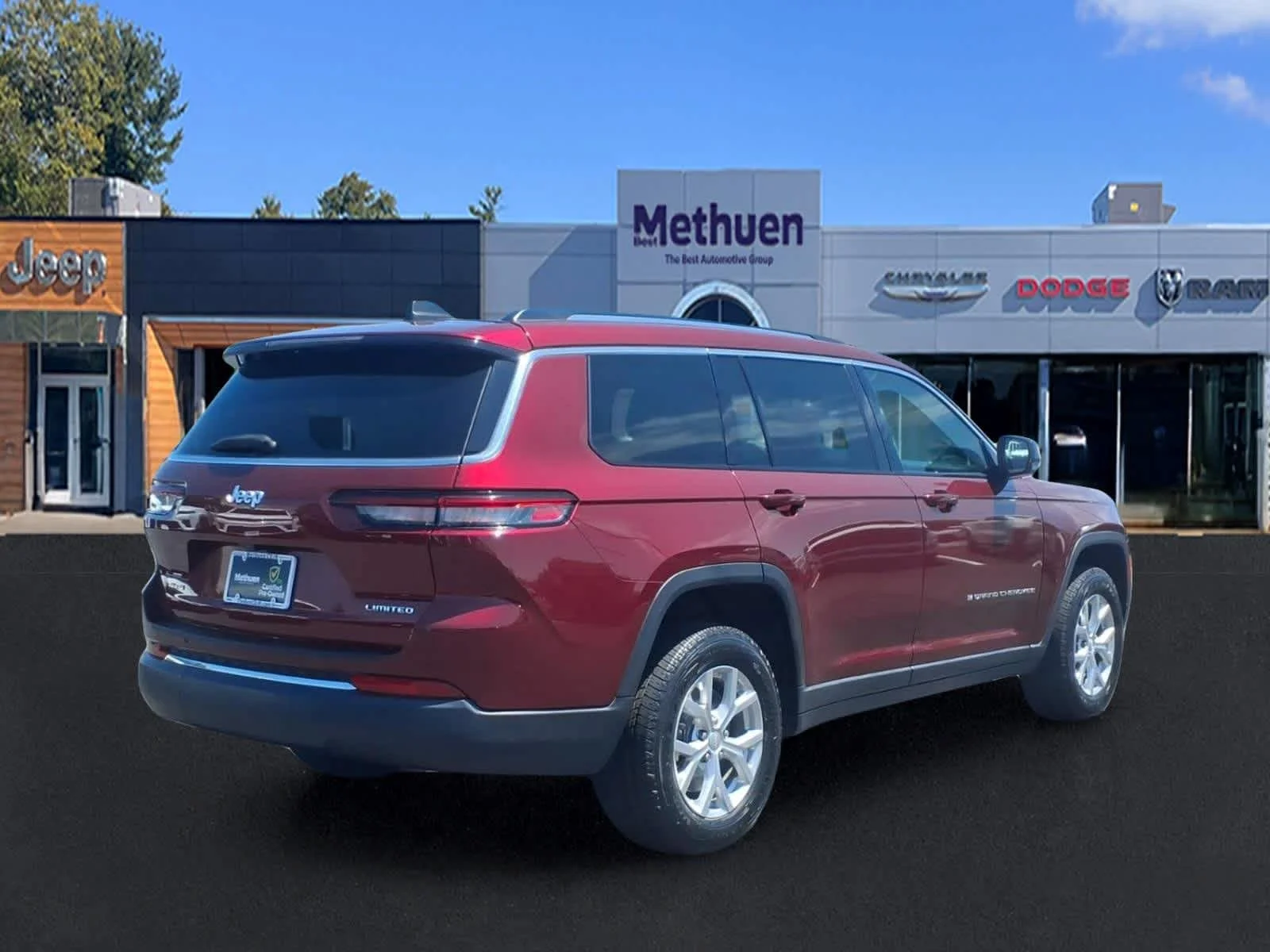 Used 2023 Velvet Red Pearlcoat Jeep Limited image 4