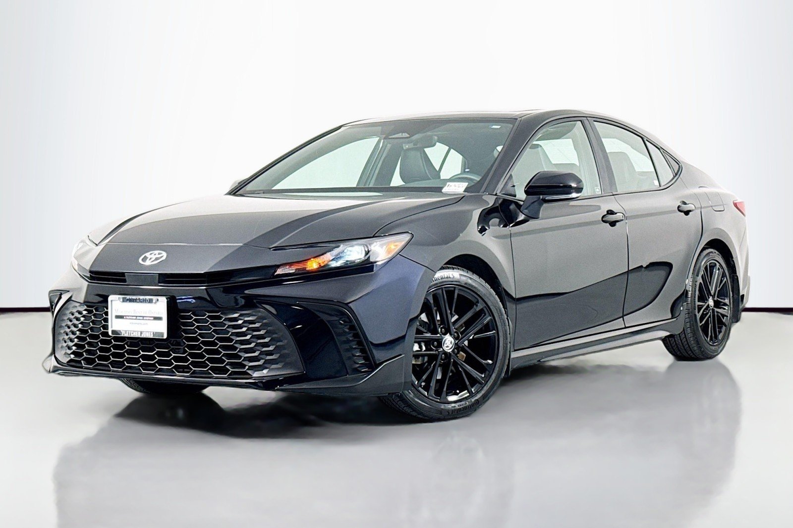 2025 Toyota Camry SE Hybrid's photo