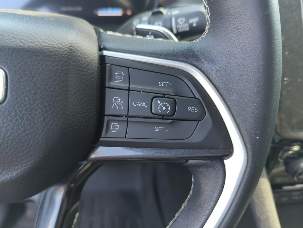 Used 2022 Silver Jeep Laredo image 23