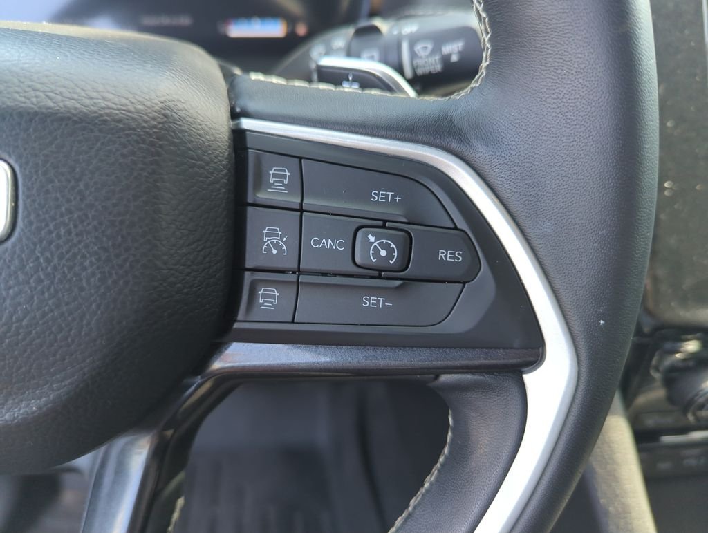 Used 2022 Silver Jeep Laredo image 23