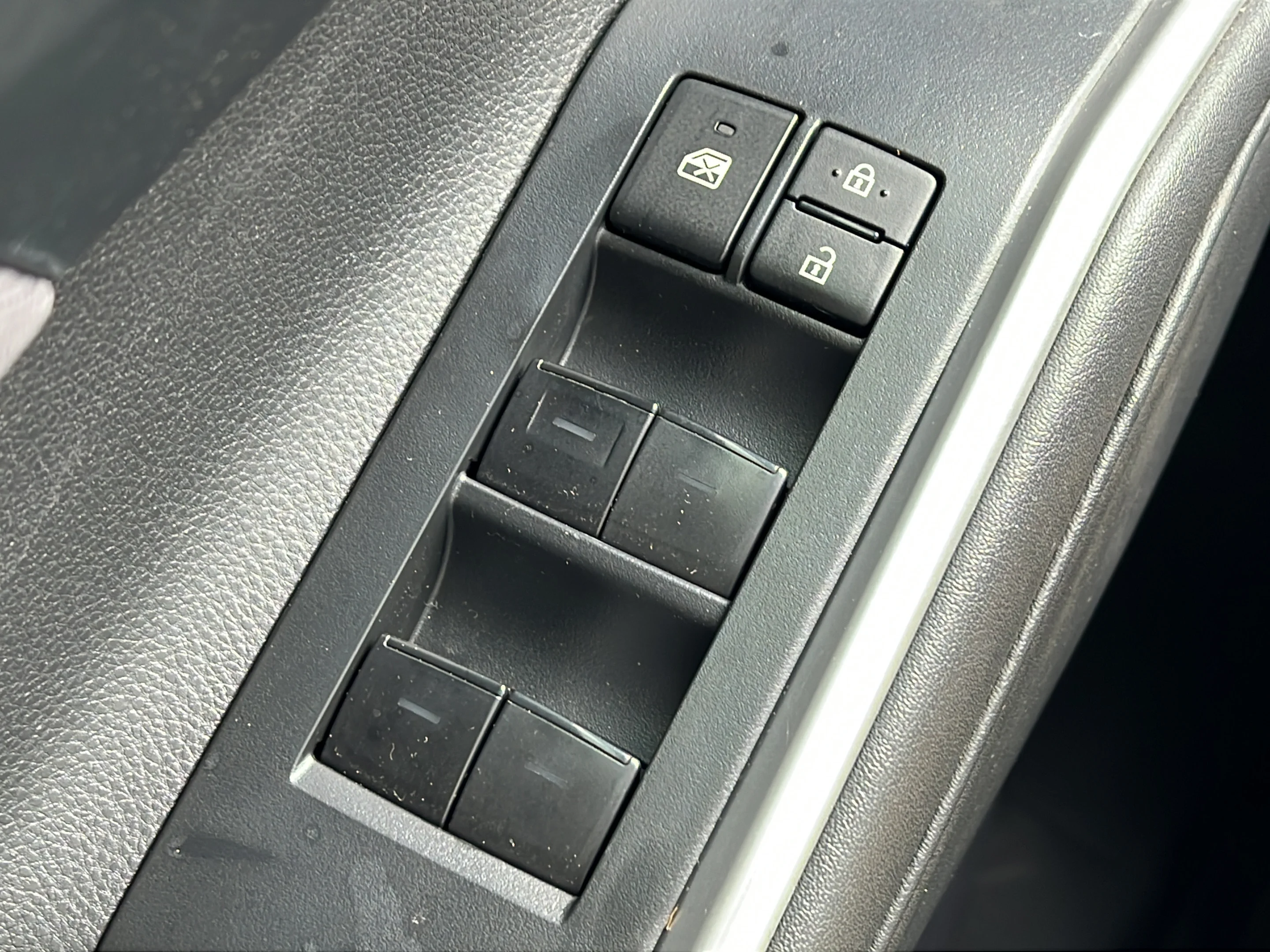Used 2022 Pearl Toyota Hybrid LE image 18