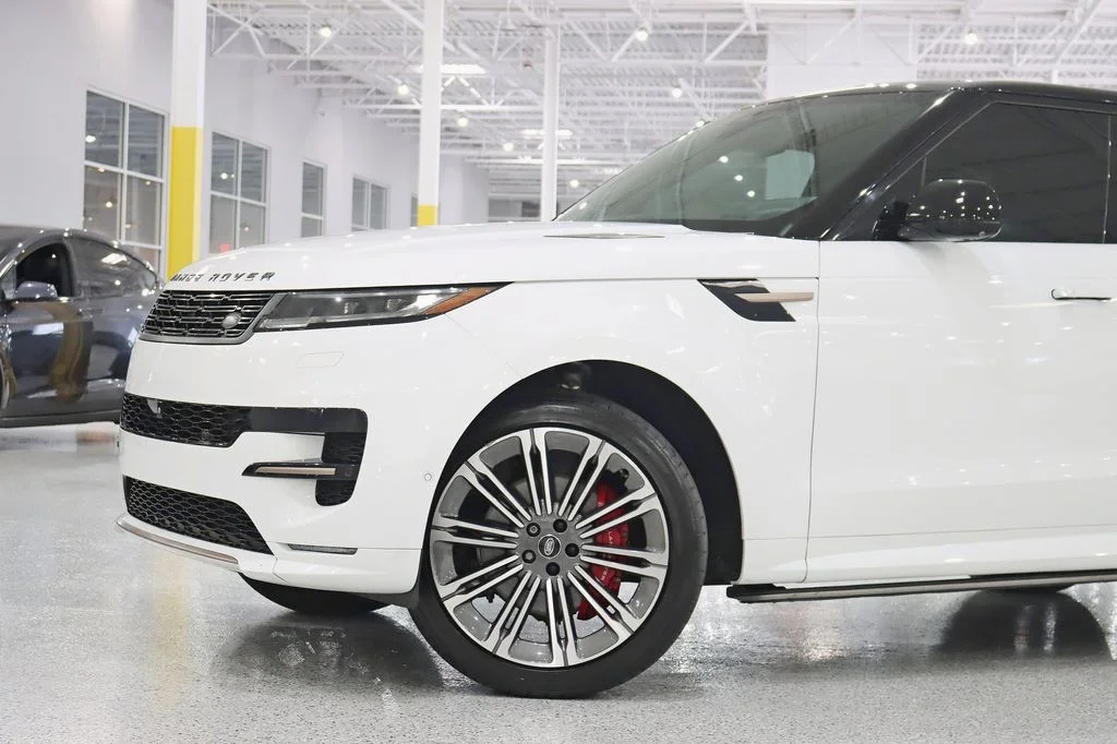 Used 2024  Land Rover Dynamic SE image 3