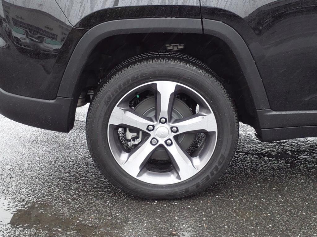 New 2024 Diamond Black Crystal Pearlcoat Jeep  image 21