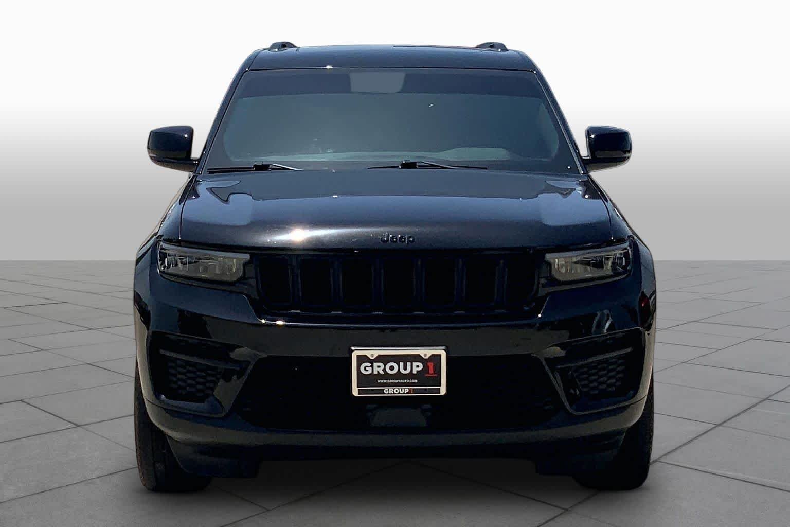 Used 2024 Diamond Black Crystal Pearlcoat Jeep Altitude X image 4