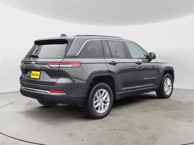 Used 2025 Gray Jeep Laredo X image 5