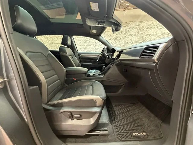 Used 2020 Platinum Gray Metallic Volkswagen 3.6L V6 SEL Premium R-Line image 9