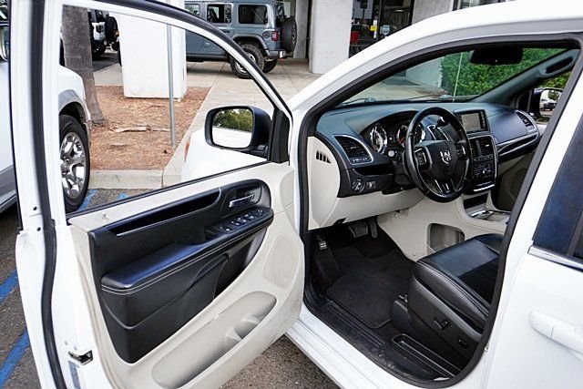 Used 2018 White Dodge SXT image 34