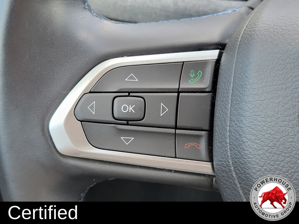 Used 2022 Silver Jeep Latitude image 29