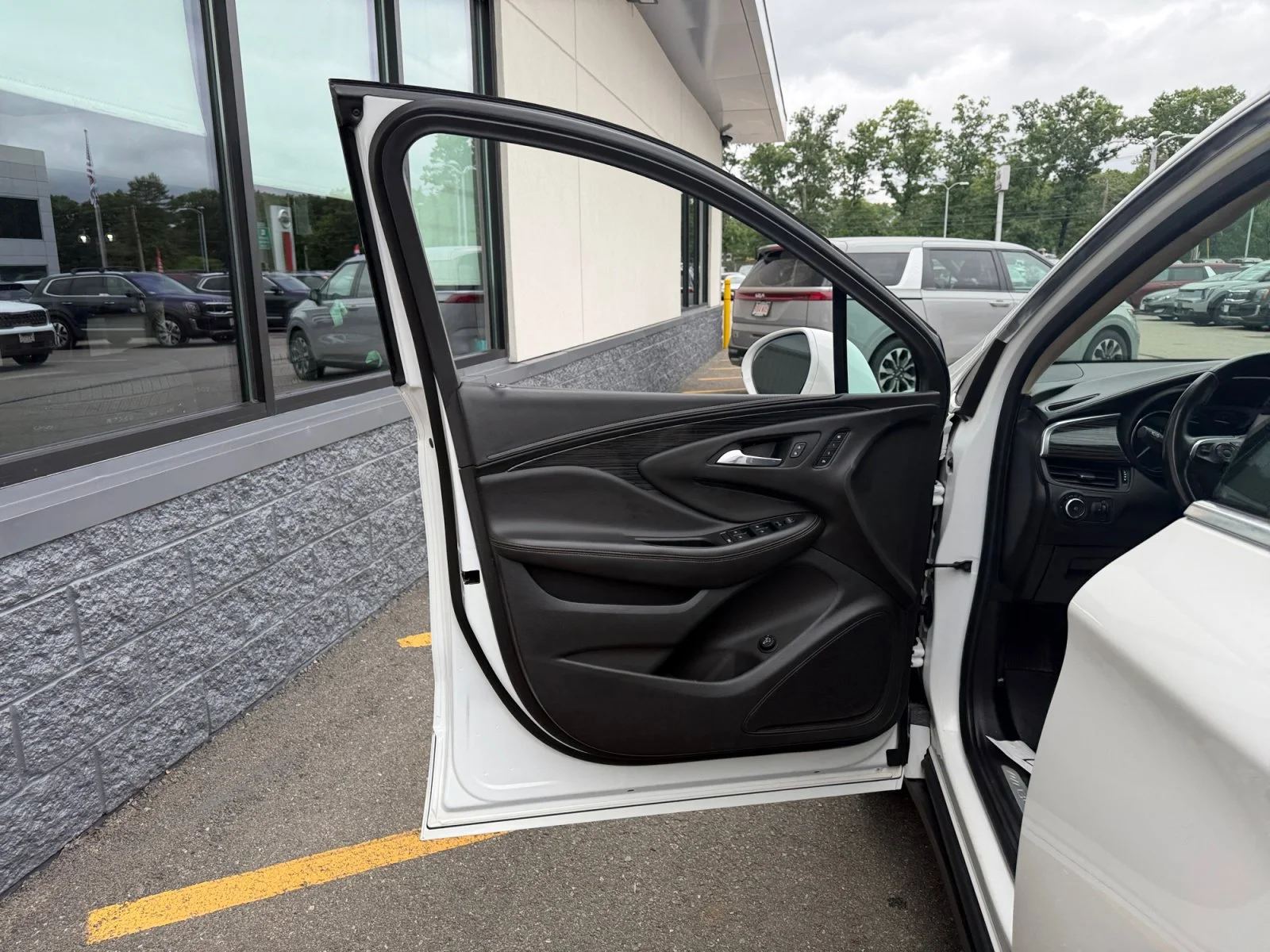 Used 2017 Summit White Buick Essence image 26