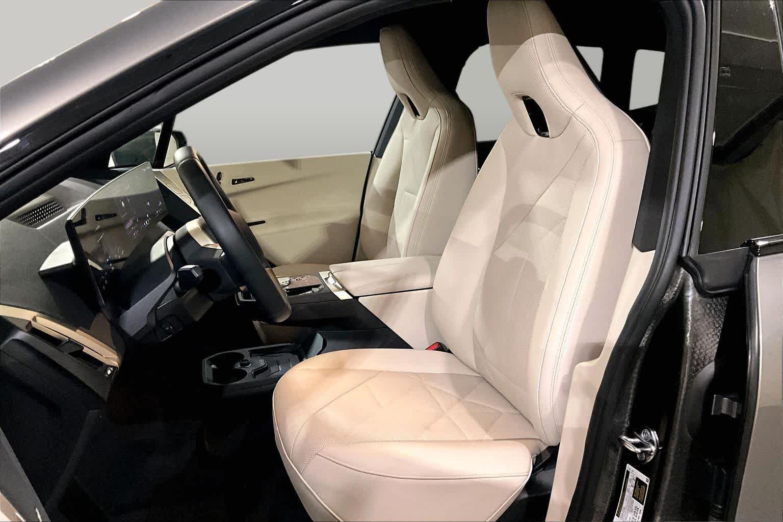 Used 2025  BMW xDrive50 image 8