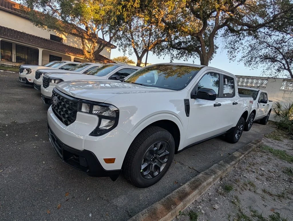 New 2025 Oxford White Ford XLT image 4