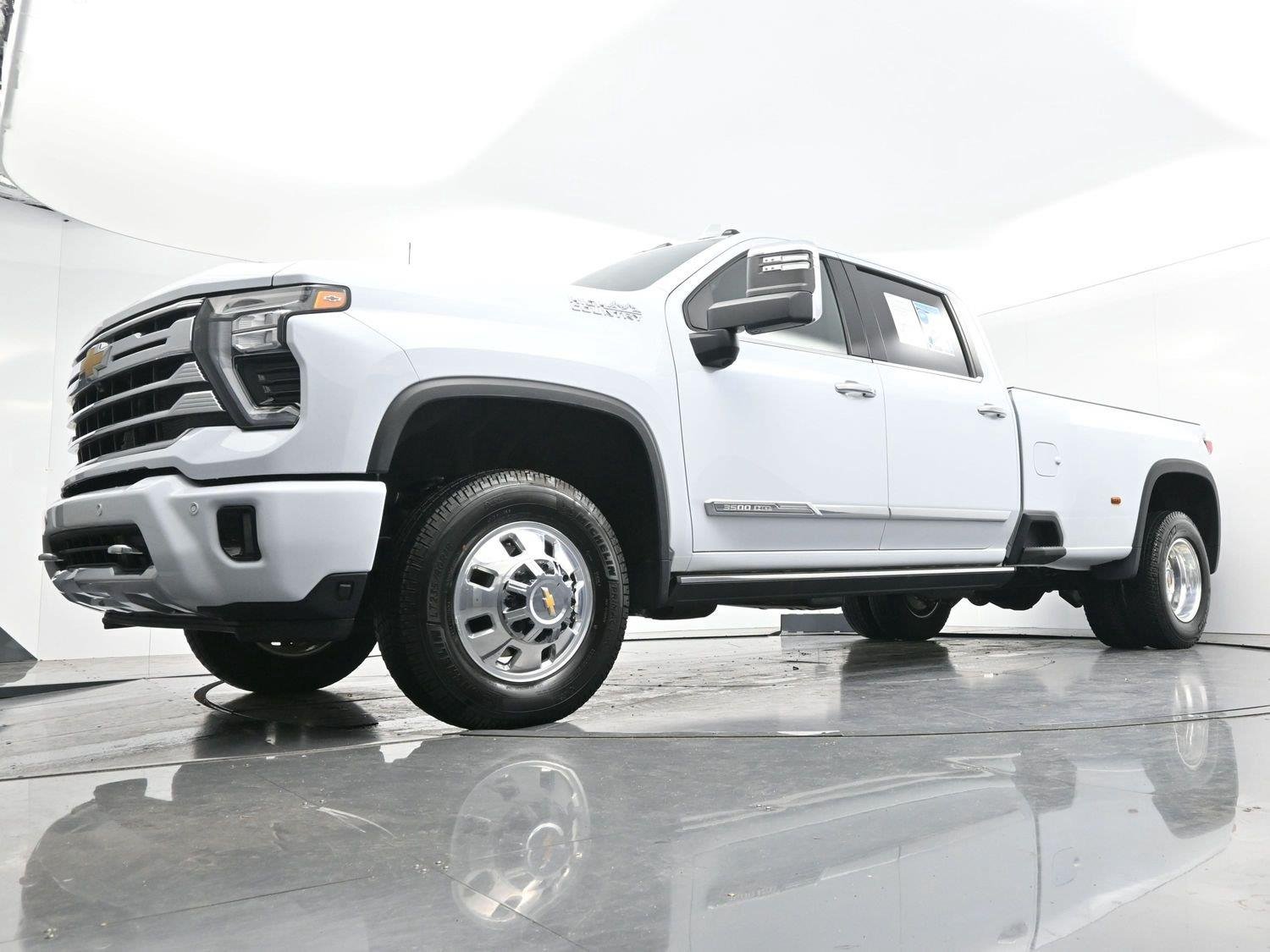 Used 2026 Polar White Tricoat Chevrolet High Country DRW image 49
