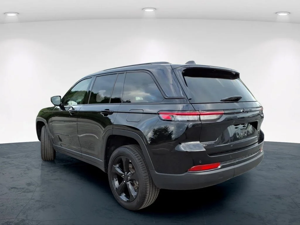 Used 2024 Black Jeep Altitude image 14