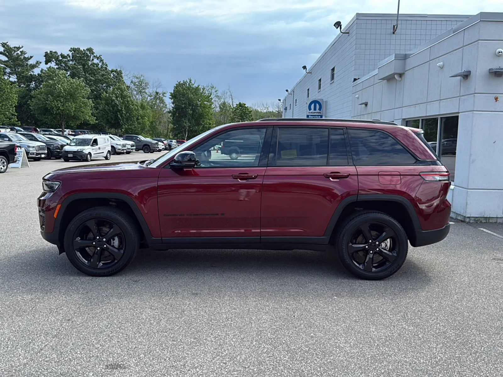 Used 2023 Velvet Red Pearlcoat Jeep Altitude 4x4 image 9