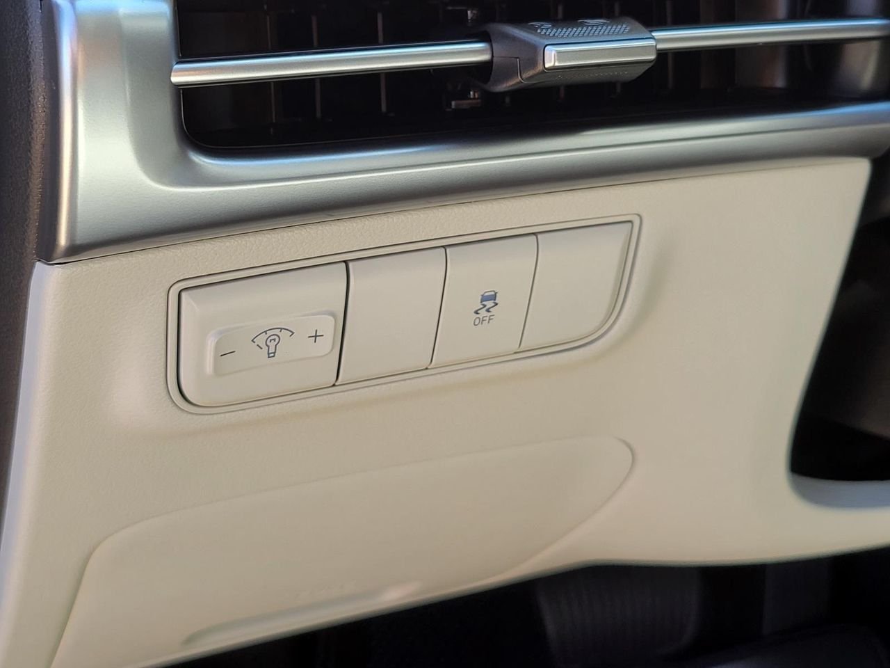 New 2026 Ecotronic Gray Hyundai SE FWD image 15