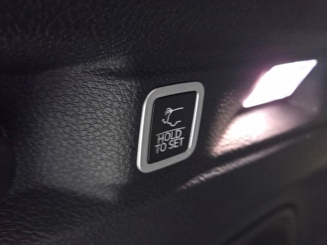 New 2026 Diamond Black Crystal Pearl-Coat Exterior Paint Jeep Limited image 13