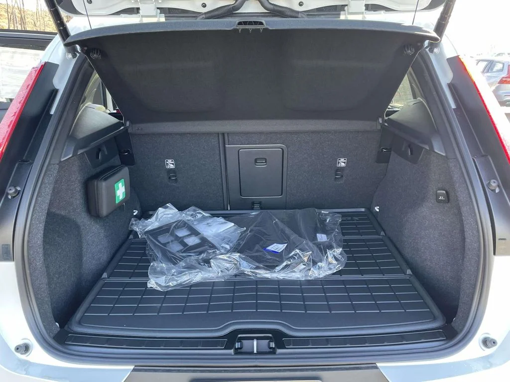 New 2026 Crystal White Volvo Plus image 30