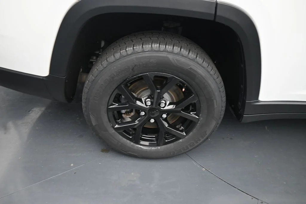 Used 2024 White Jeep Altitude image 9