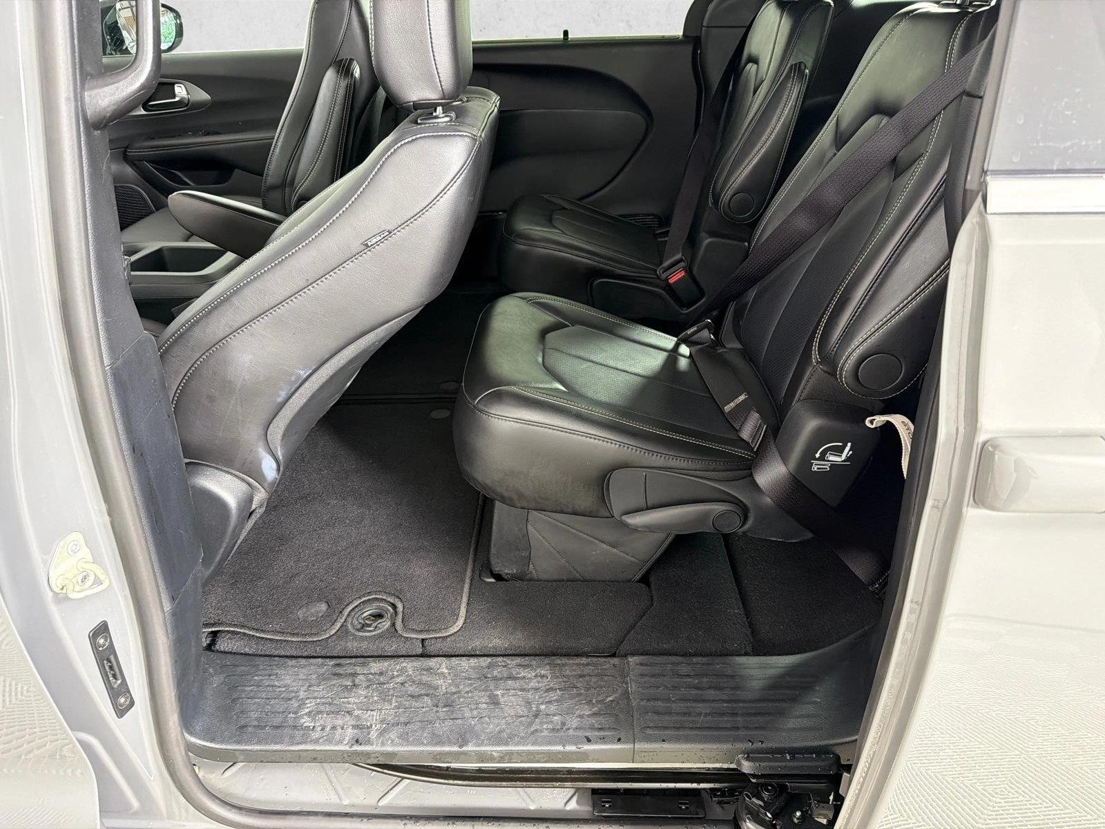 Used 2025 Ceramic Gray Clearcoat Chrysler Select image 20