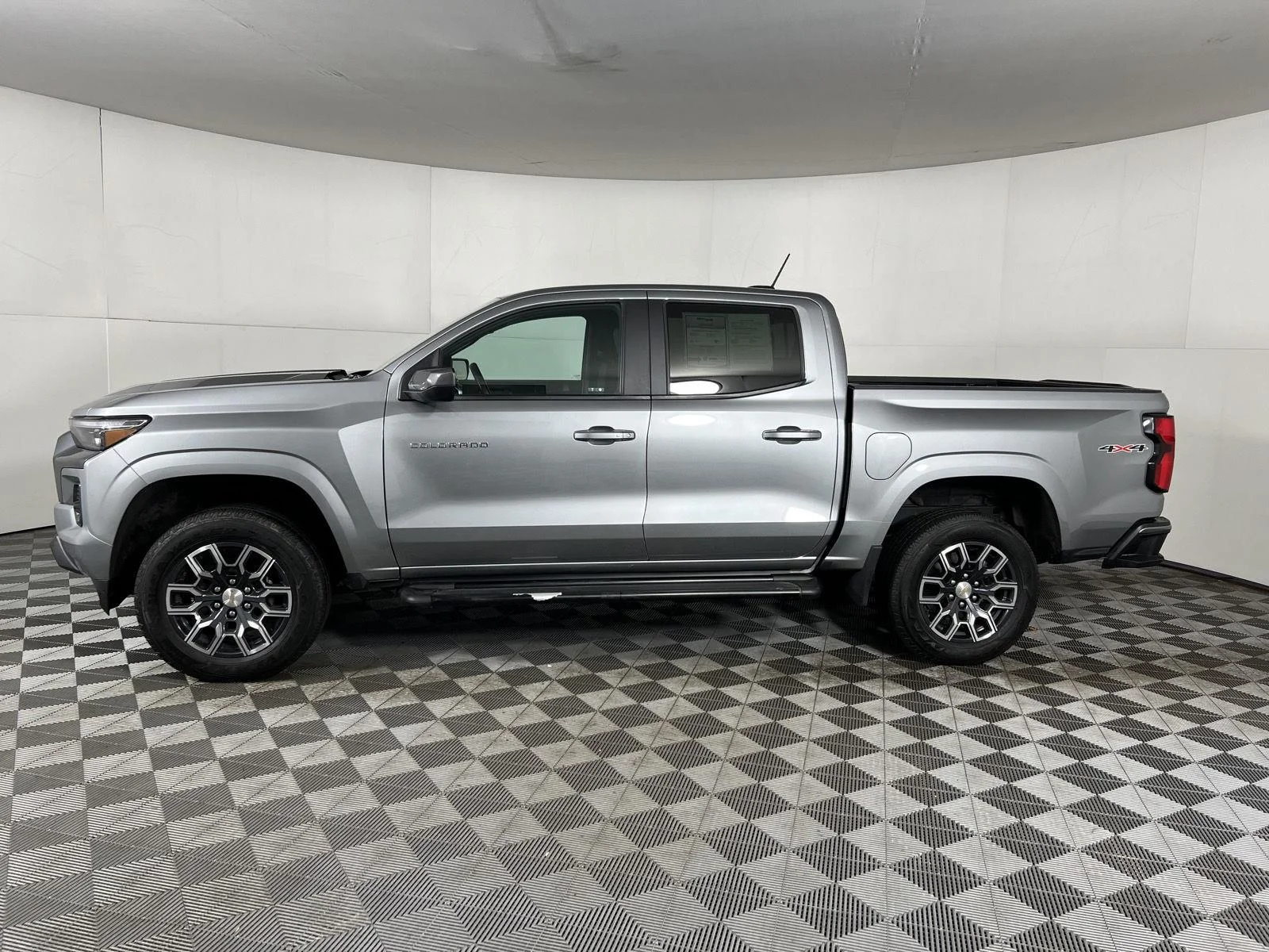 Used 2023 STERLING GRAY METALLIC Chevrolet 4WD LT image 17