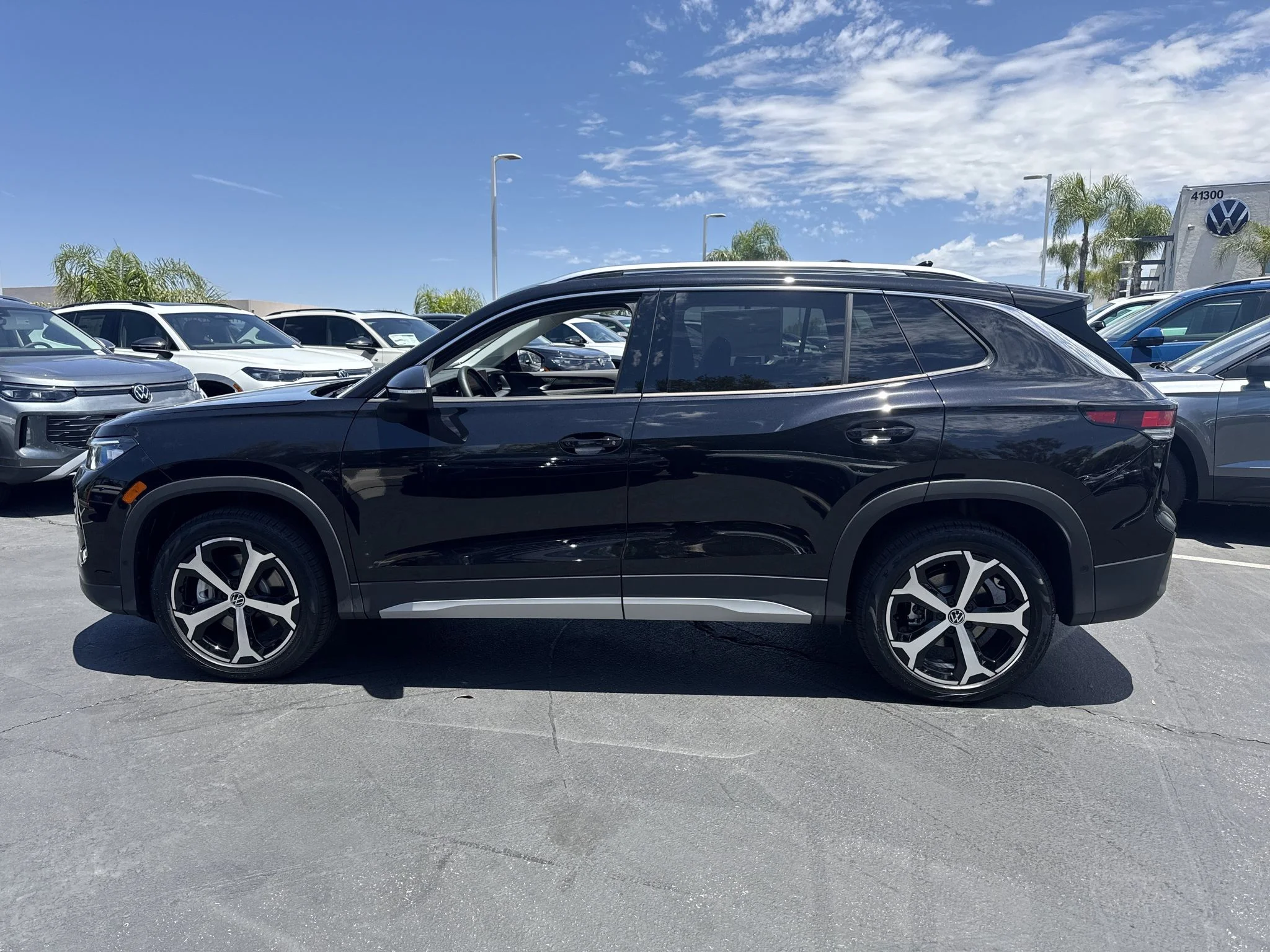 New 2026 Deep Black Pearl Volkswagen SE image 4