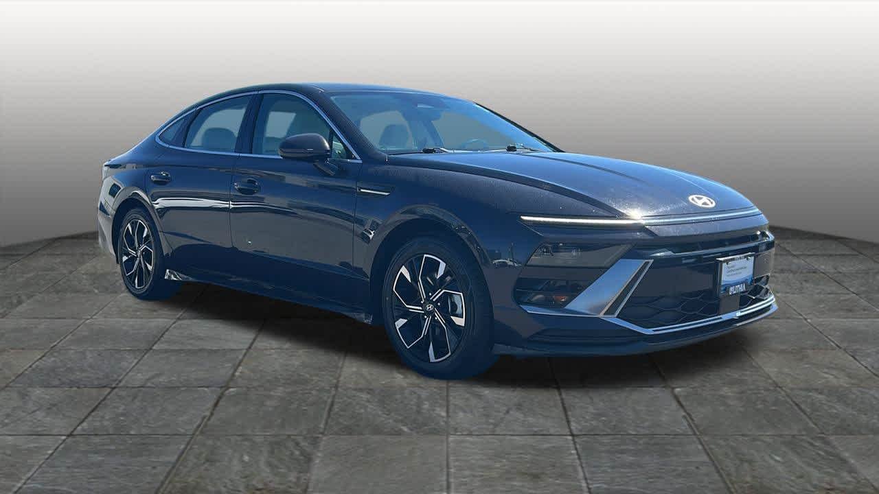 Certified Used 2025 Carbon Blue Hyundai SEL image 3