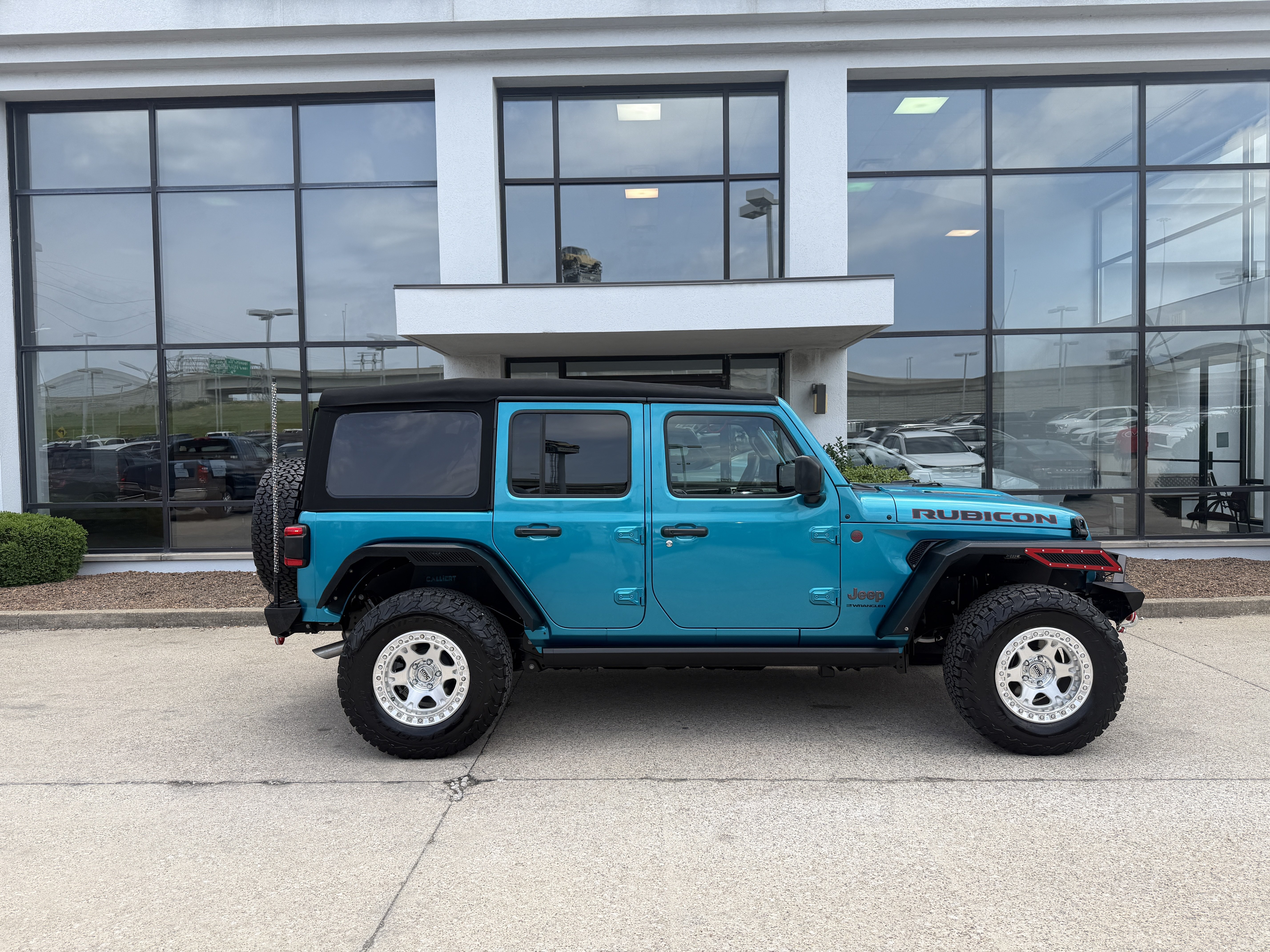 Used 2024 Bikini Pearl Coat Jeep Rubicon image 3