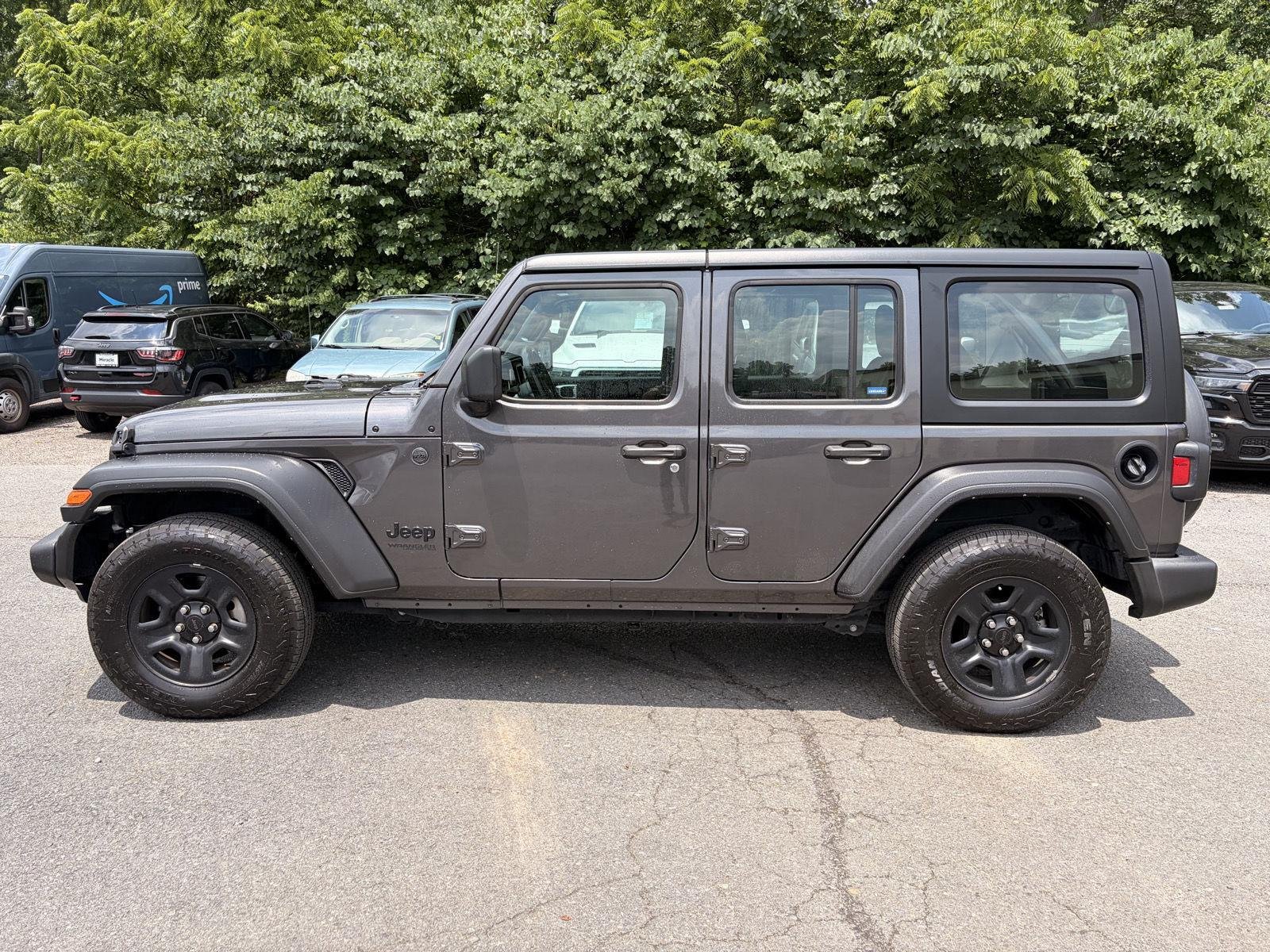 Used 2022 Granite Crystal Metallic Clearcoat Jeep Unlimited Sport image 6