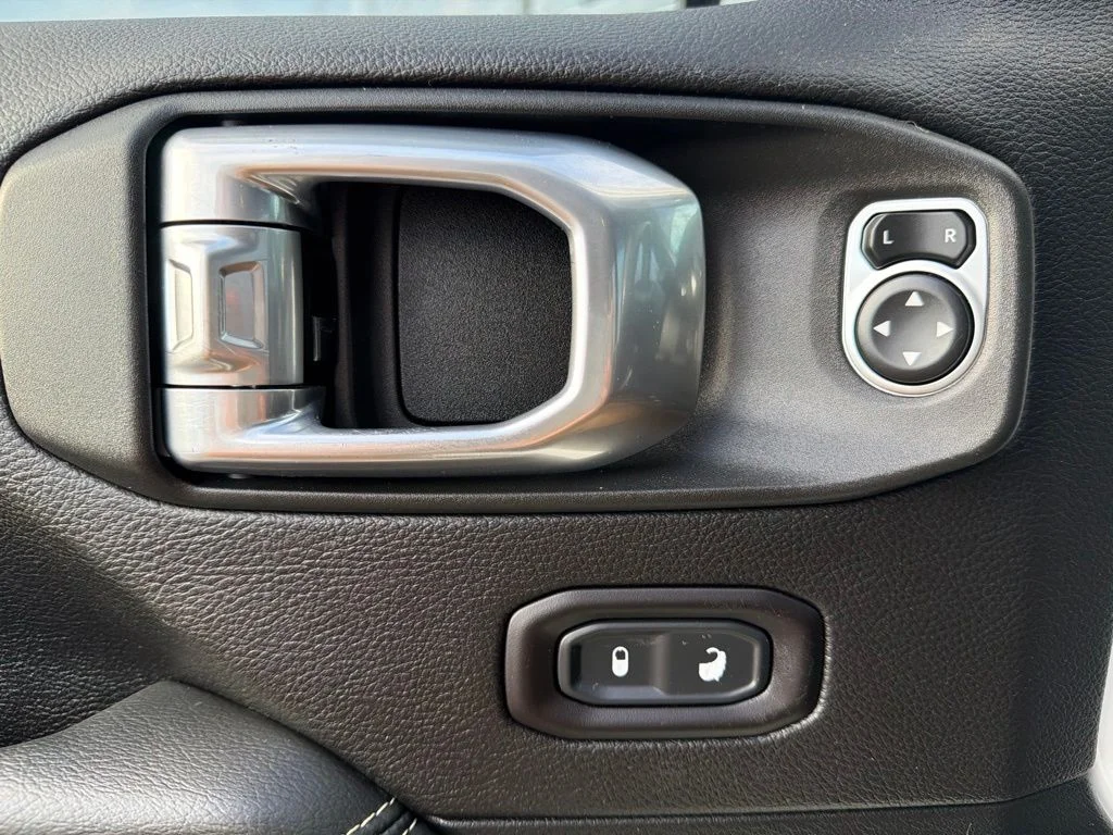 Used 2020 White Jeep Unlimited Sahara image 28