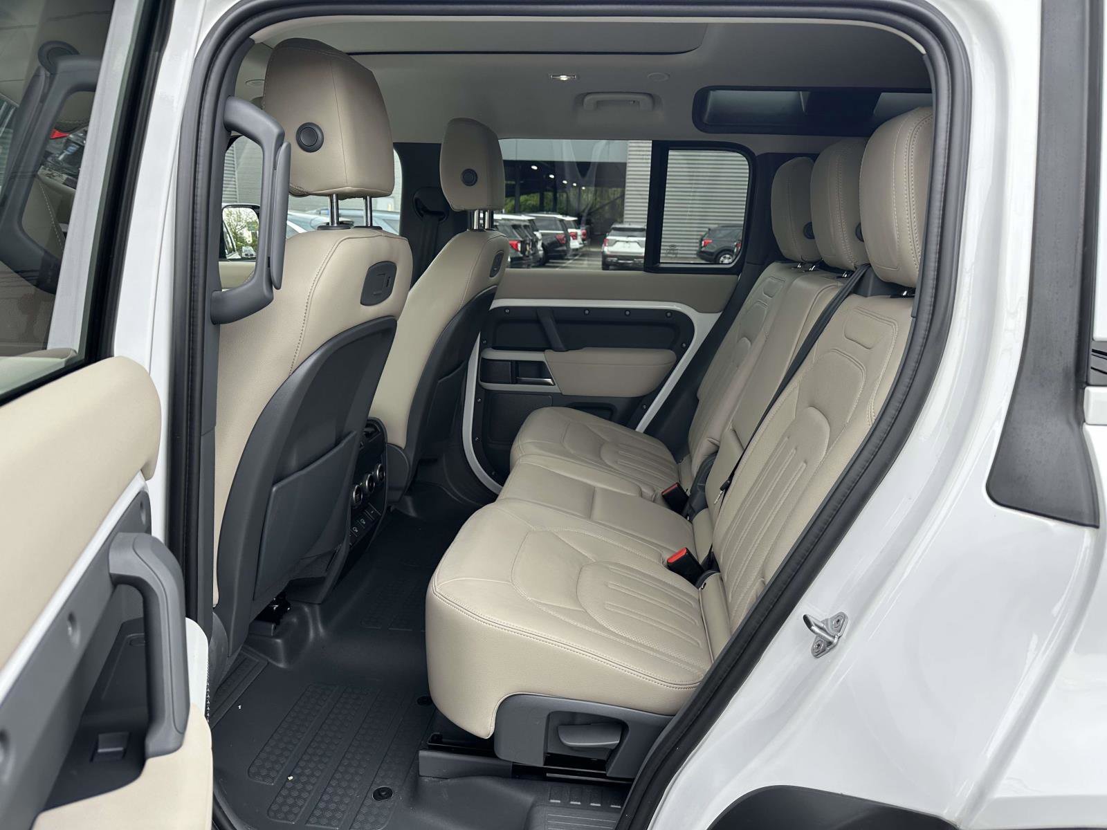 Used 2022  Land Rover SE image 15