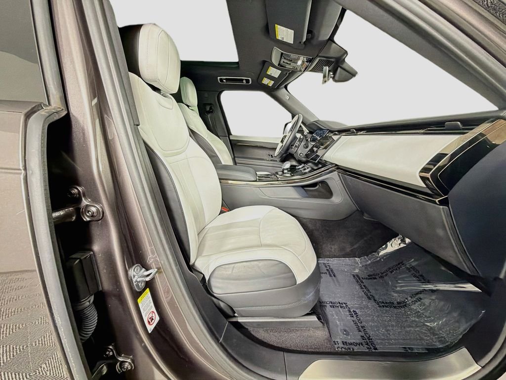 Certified Used 2023  Land Rover SE Dynamic image 31