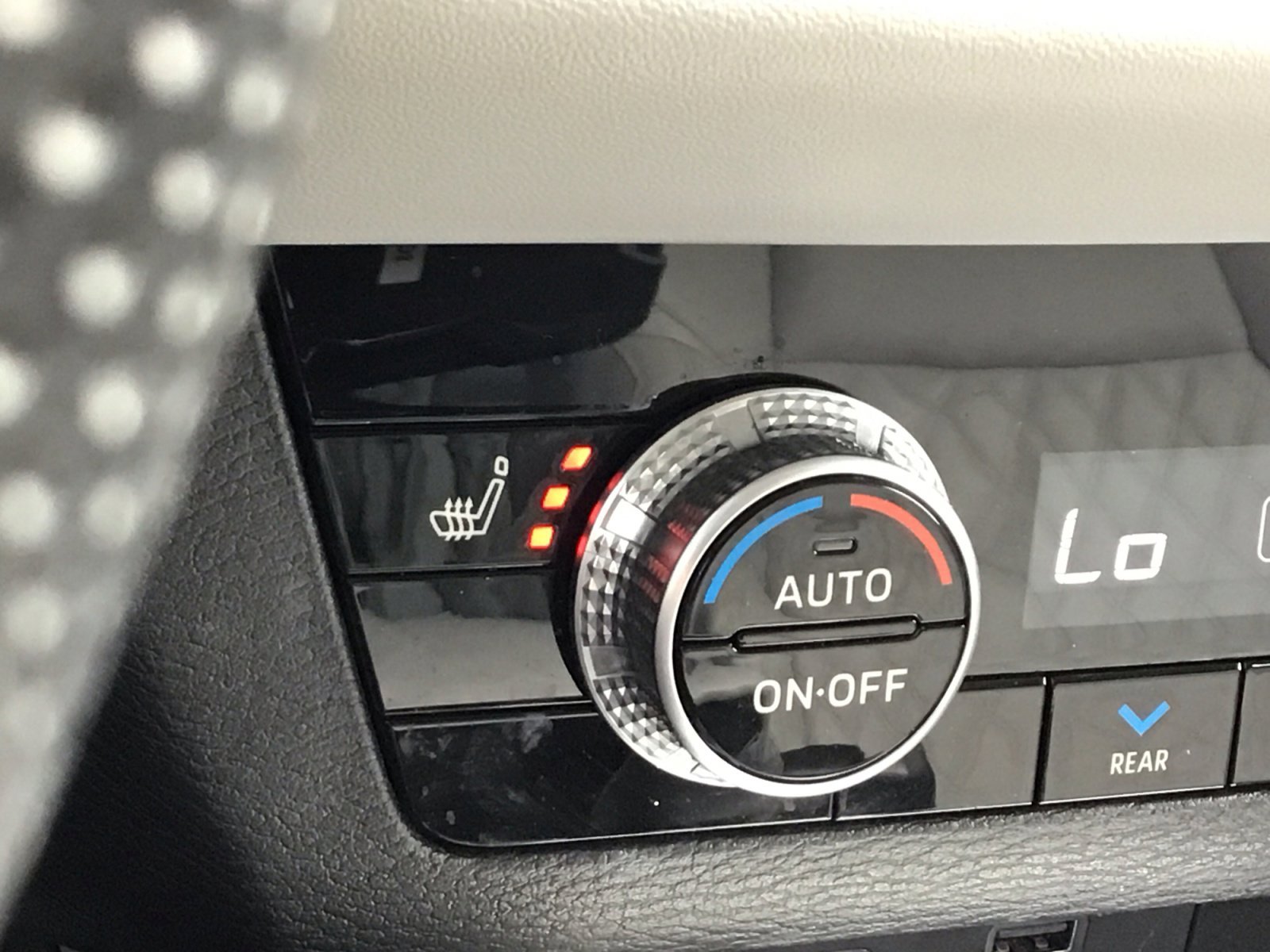 Used 2023 White Diamond Mitsubishi SEL image 4