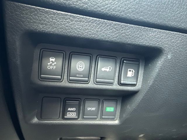 Used 2020 White Nissan SV image 15