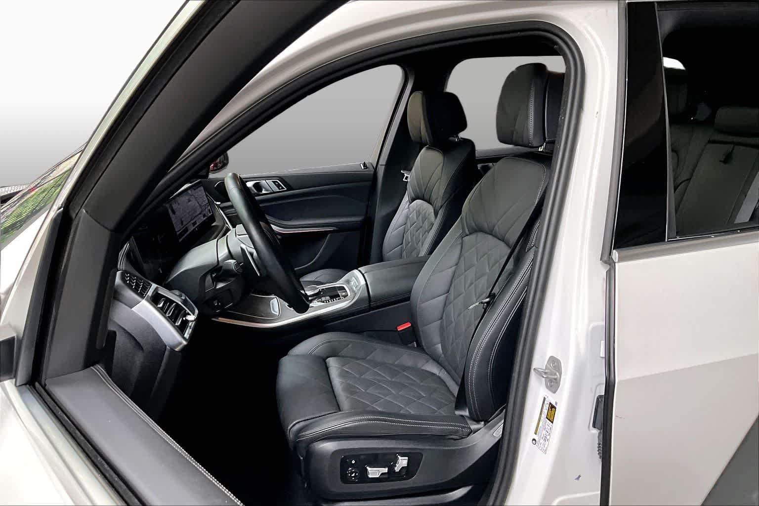Used 2025 Mineral White Metallic BMW sDrive40i image 7