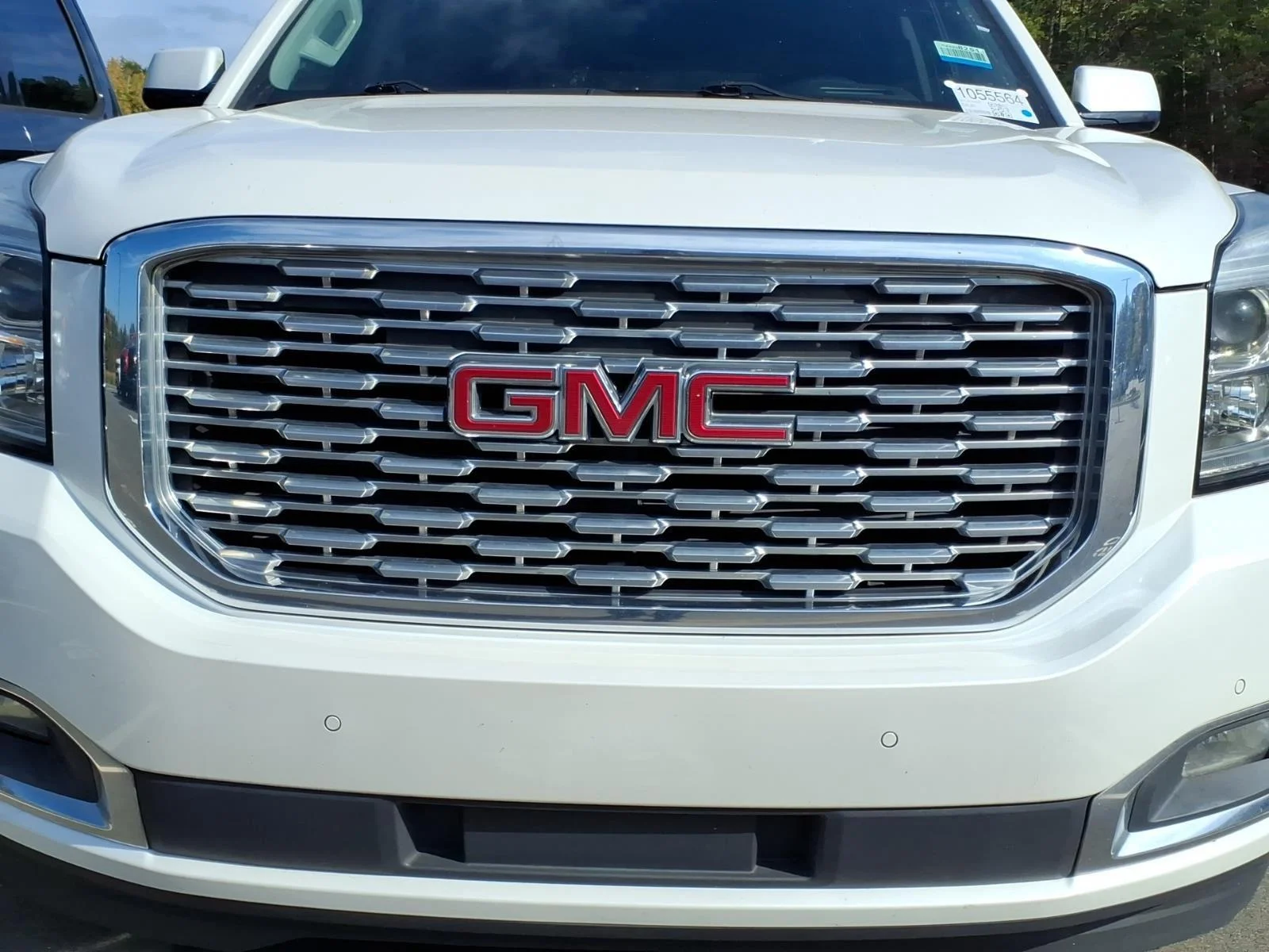 Used 2018 White Frost Tricoat GMC Denali image 5
