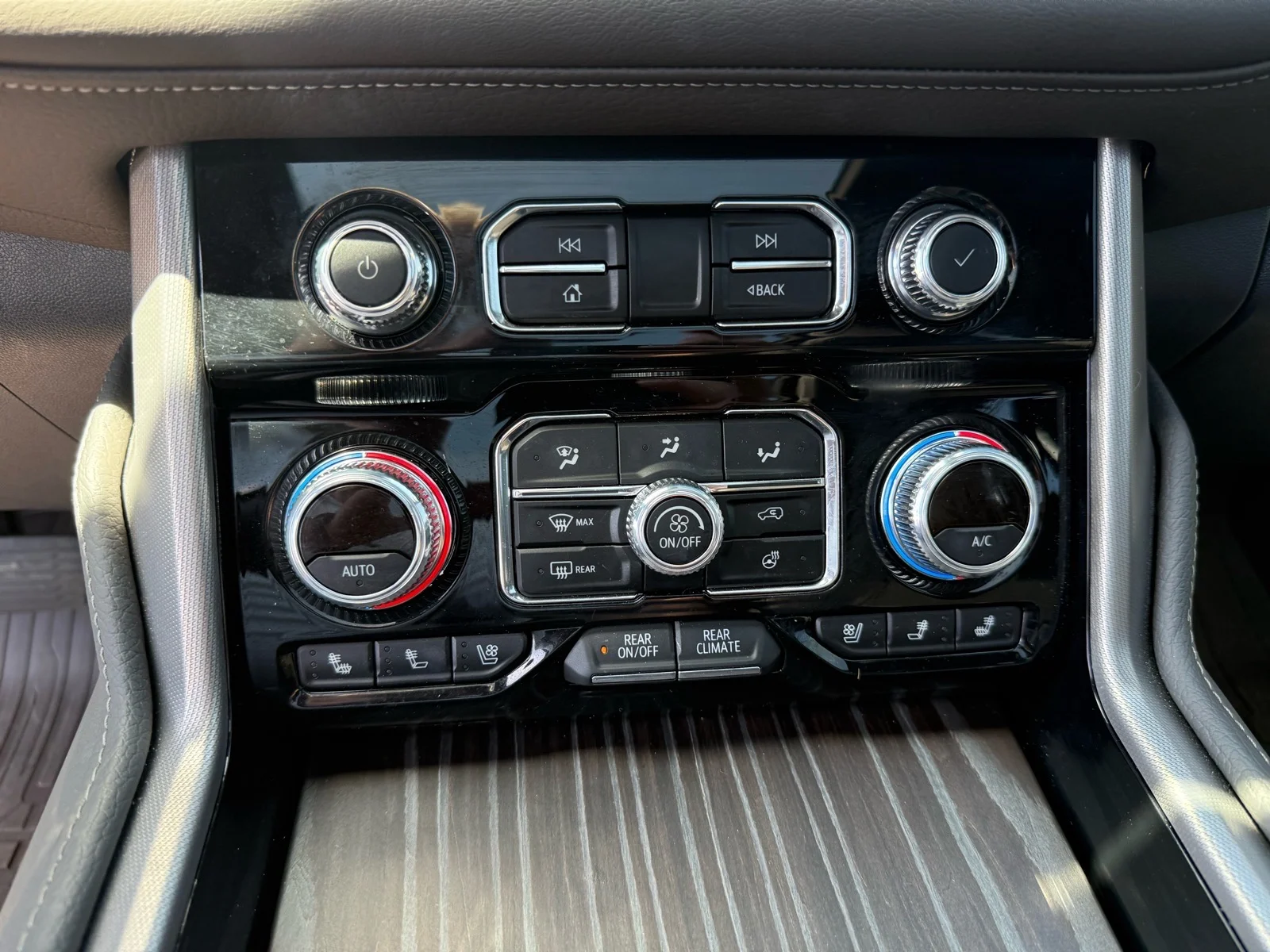 Used 2024 White Frost Tricoat GMC Denali image 26