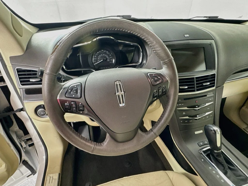 Used 2019 White Lincoln Standard image 12