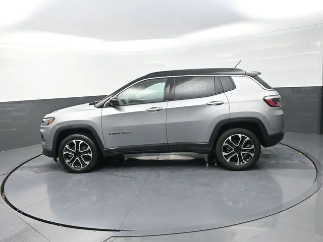 Used 2024  Jeep Limited image 4
